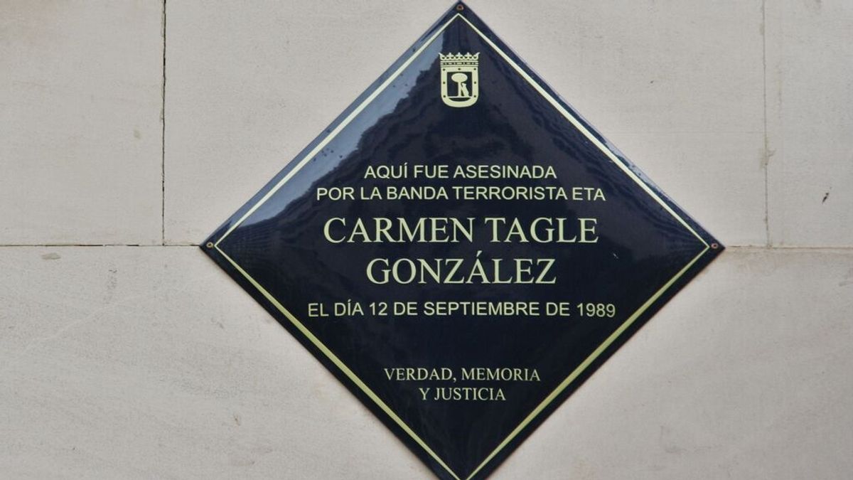 Una placa en memoria de las víctimas del terrorismo en Madrid