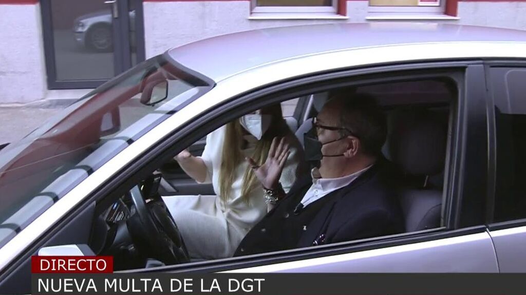 La forma de abrir la puerta del coche te puede costar 200 euros: así es el método que evita accidentes y sanciones