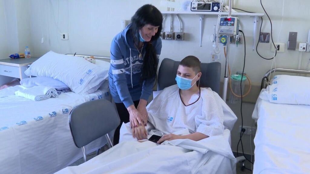Operan con éxito a Alexander, un niño ucraniano con un sarcoma de fémur refugiado en España