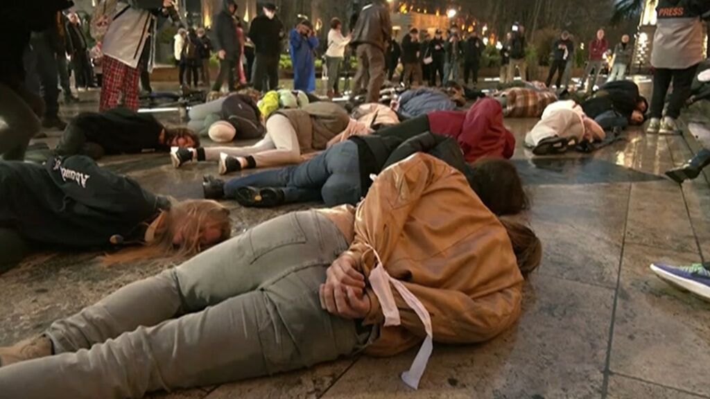 Europa protesta contra la masacre de Bucha con manifestantes maniatados