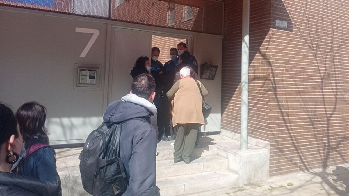 Desahuciada una madre y sus cinco hijos, tres de ellos menores, de una vivienda pública en Madrid Desahuciada una madre y sus cinco hijos, tres de ellos menores, de una vivienda pública en Madrid