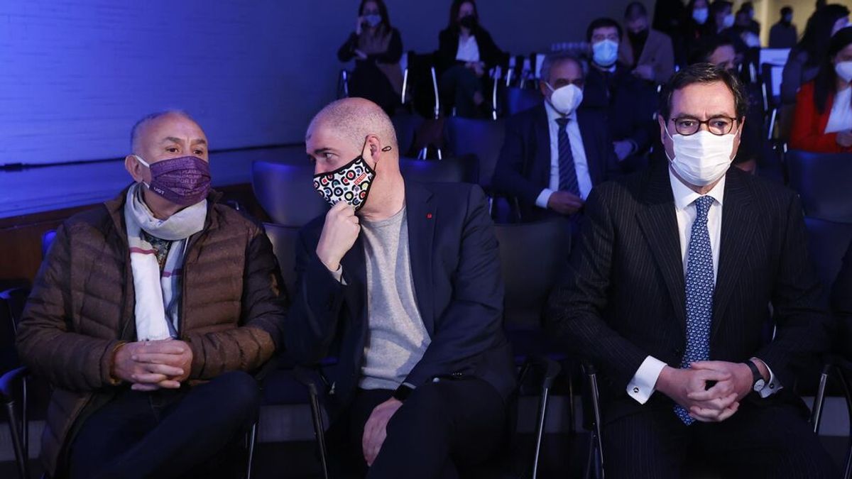 CEOE propone una subida salarial del 8% entre 2022 y 2024 y los sindicatos exigen cláusulas de revisión CEOE propone una subida salarial del 8% entre 2022 y 2024 y los sindicatos exigen cláusulas de revisión