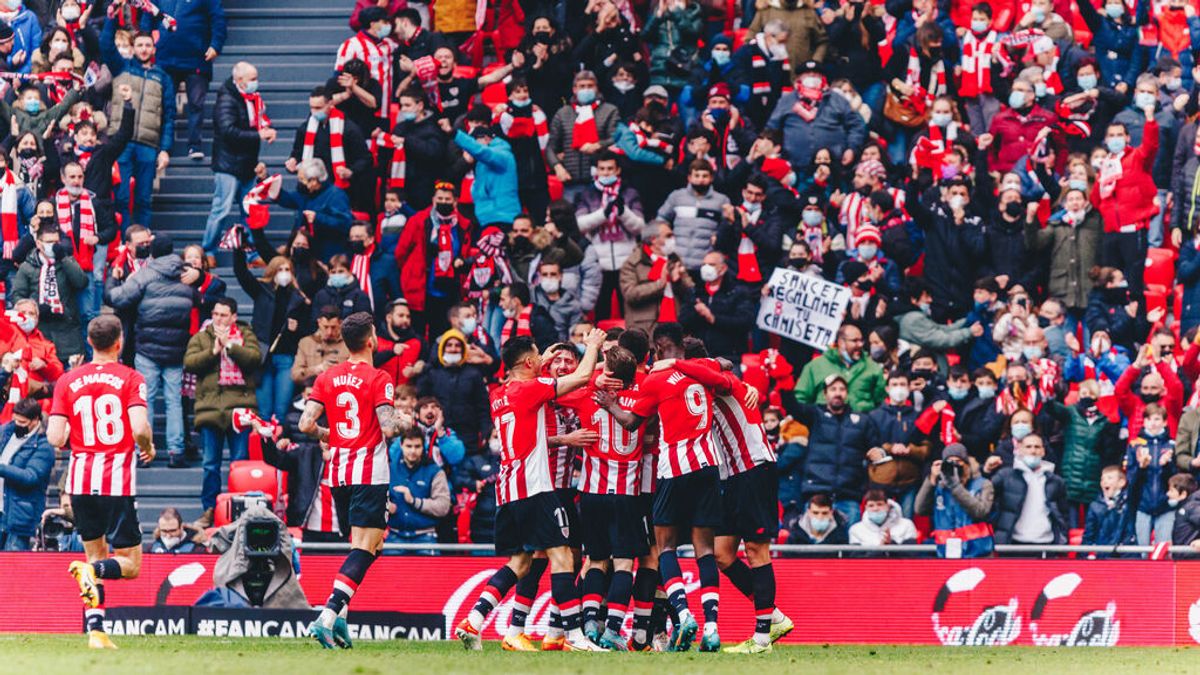 Aficionados del Athletic celebran un gol de su equipo