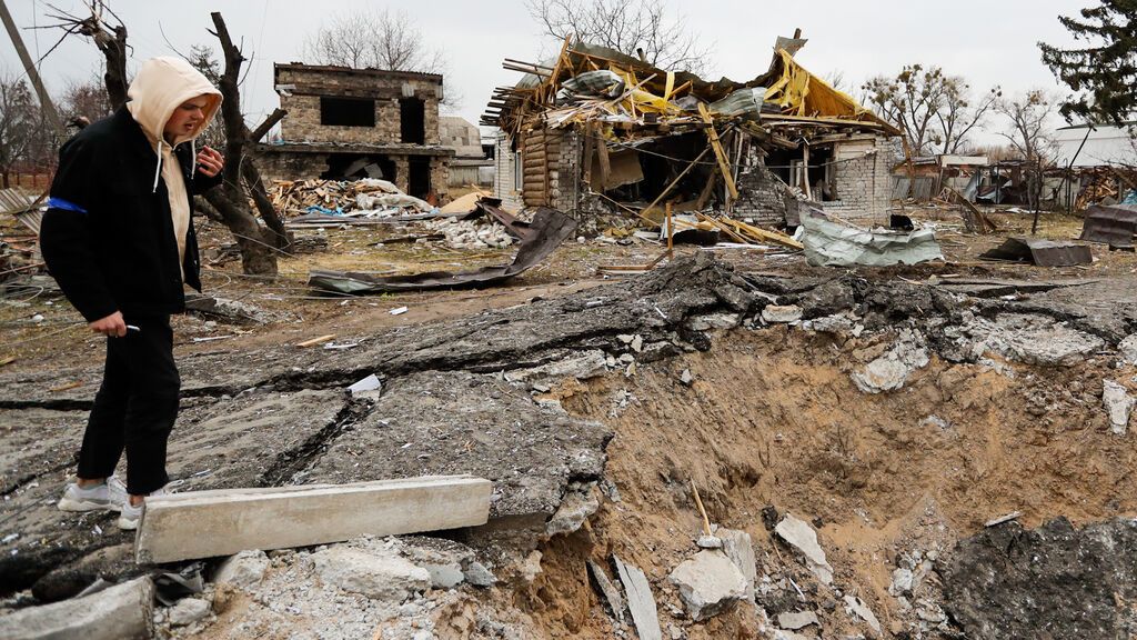EuropaPress_4344278_26_march_2022_ukraine_makariv_man_inspects_the_damaged_streets_and_houses