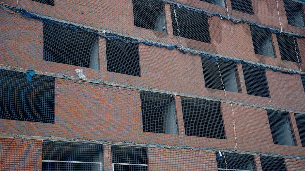 Fachada de ladrillos de un edificio en construcción Fachada de ladrillos de un edificio en construcción