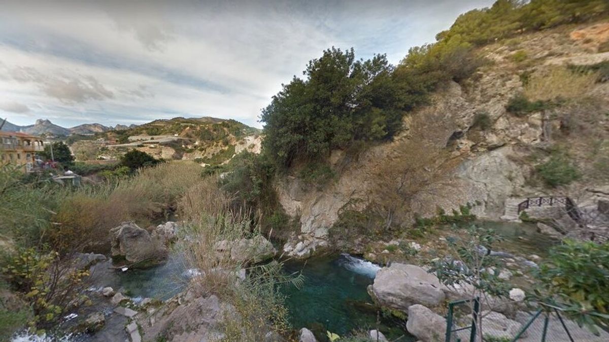 Un guía y una excursionista mueren tras caer al agua por un barranco en Bolulla Un guía y una excursionista mueren tras caer al agua por un barranco en Bolulla