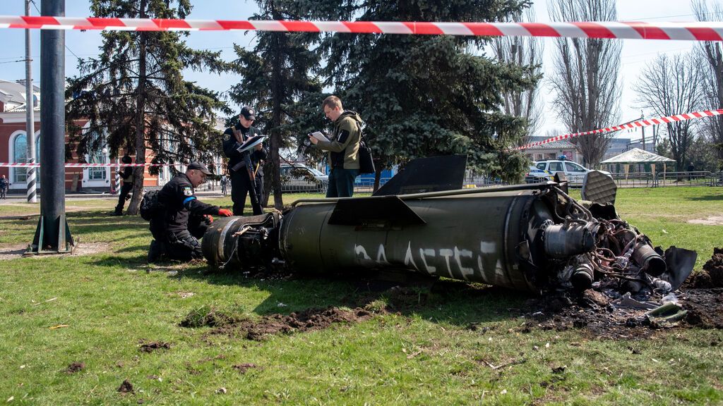EuropaPress_4371014_07_april_2022_ukraine_kramatorsk_ukrainian_soldiers_examine_the_russian