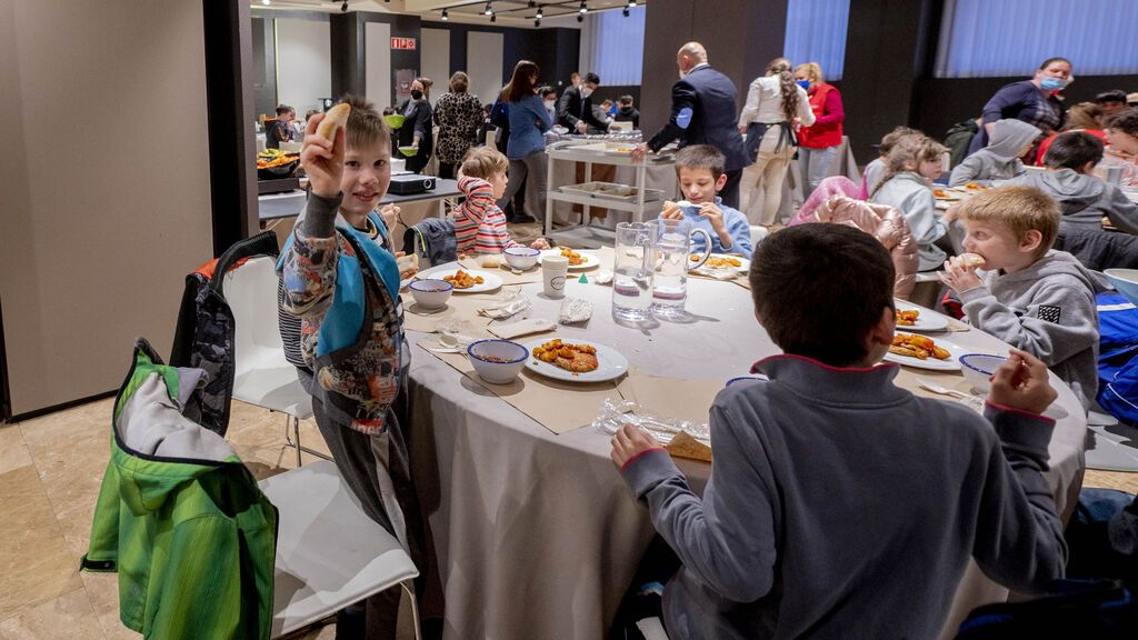 EuropaPress_4352643_ninos_refugiados_ucranianos_comedor_hotel_novotel_30_marzo_2022_madrid