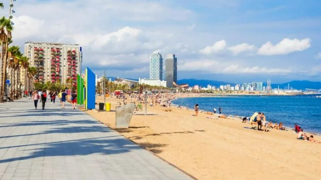 Barcelona prohibirá fumar en todas sus playas en verano
