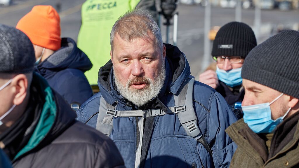 Arrojan pintura roja al premio Nobel ruso Dimitri Muratov por sus críticas a la invasión de Ucrania