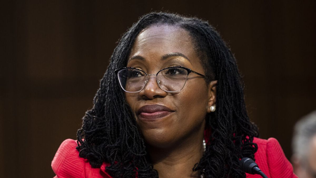 El Senado de EEUU confirma a Ketanji Brown Jackson como nueva juez del Supremo, la primera mujer negra El Senado de EEUU confirma a Ketanji Brown Jackson como nueva juez del Supremo, la primera mujer negra