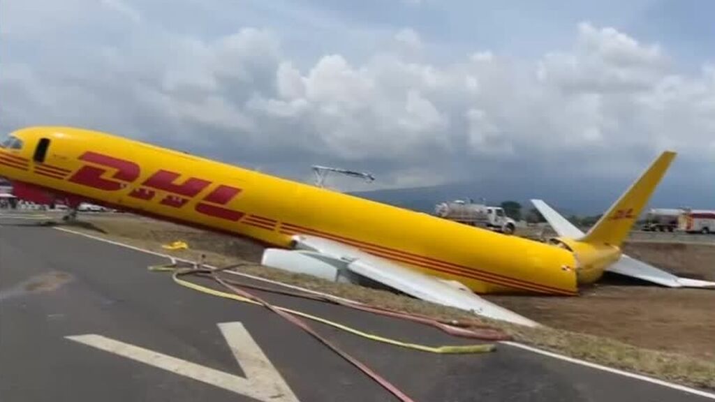 Un avión de carga aterriza de emergencia y se parte en dos en Costa Rica