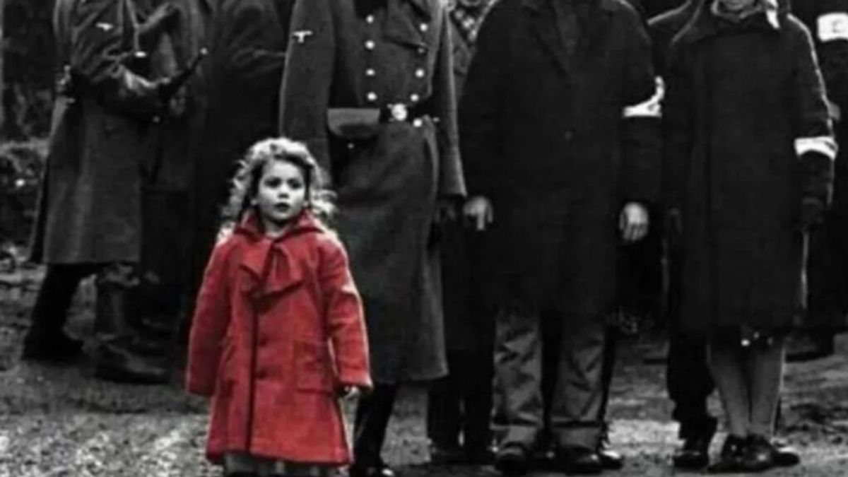 La niña del abrigo rojo de ‘La lista de Schindler' ofrece su ayuda a los ucranianos