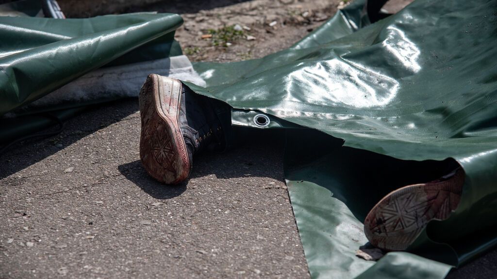EuropaPress_4370966_07_april_2022_ukraine_kramatorsk_covered_body_of_dead_person_lies_on_the