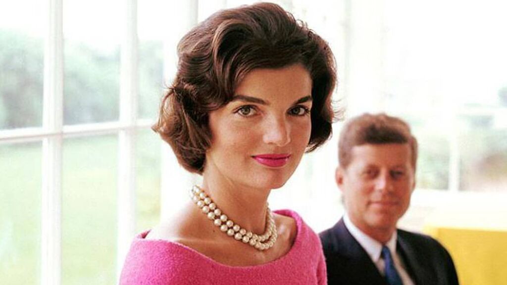 Así fue la boda entre Jackie y John F. Kennedy: del vestido de novia estropeado días antes del enlace a la no invitación del padre de Jackie por sus problemas con el alcohol.