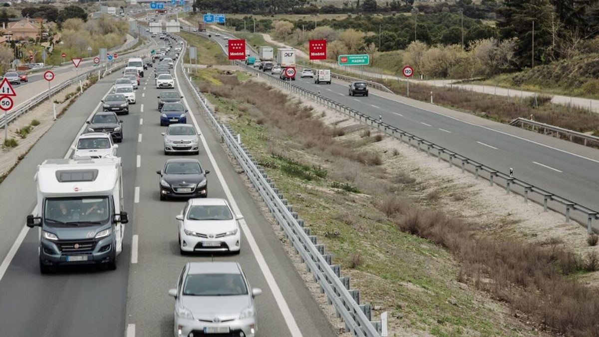 Atascos en la salida de las grandes ciudades y varios accidentes dificultan el inicio de la Semana Santa Atascos en la salida de las grandes ciudades y varios accidentes dificultan el inicio de la Semana Santa