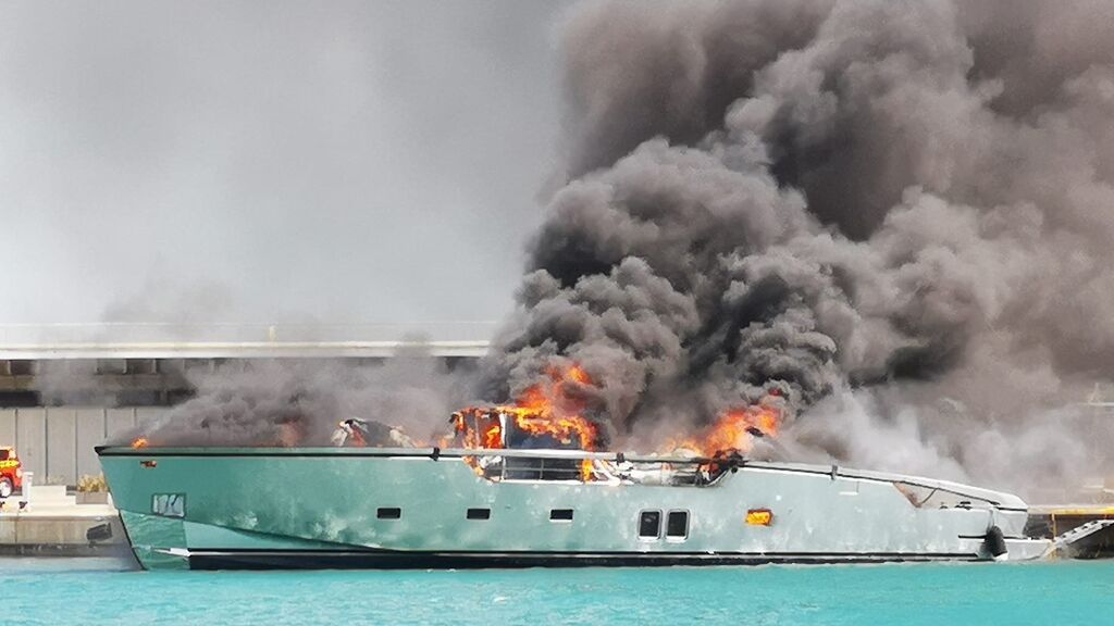 Se hunde el yate tras arder en la Marina de Valencia