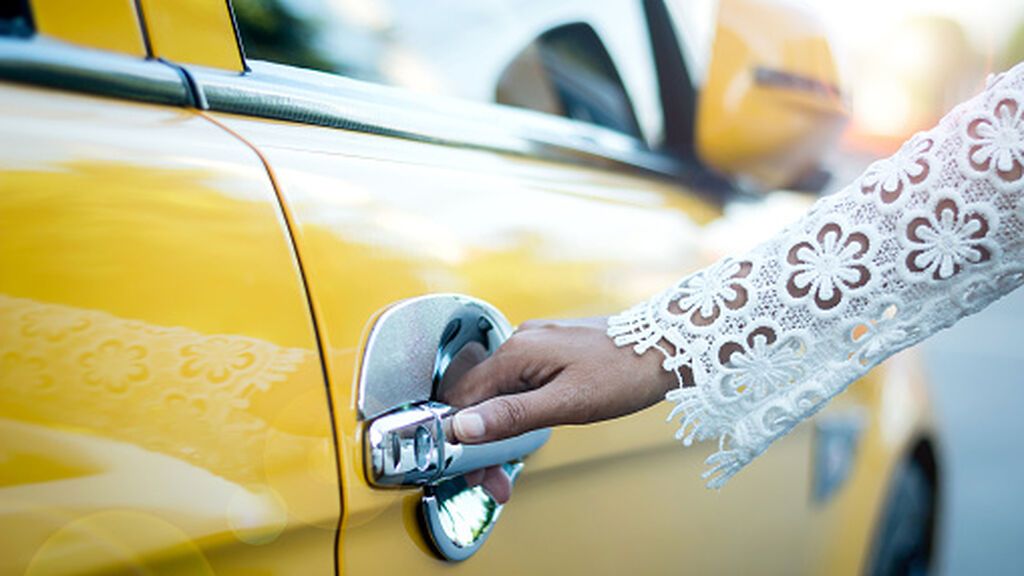 ¿Qué es abrir la puerta del coche 'a la holandesa'?: conoce el gesto que te puede evitar una multa