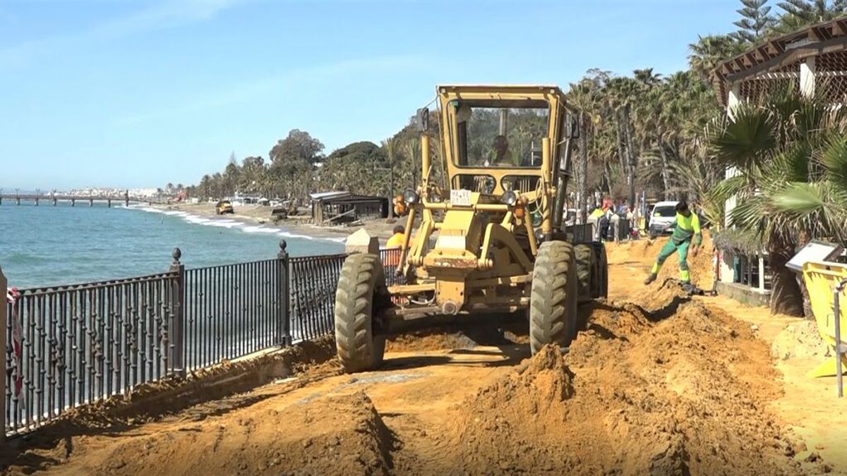 Marbella retira más de 750 toneladas de residuos arrastrados a sus playas por el temporal Marbella retira más de 750 toneladas de residuos arrastrados a sus playas por el temporal