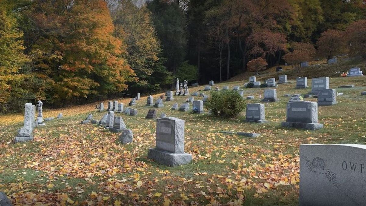 Un hombre ayuda a su mujer a suicidarse y deja su cuerpo en el cementerio