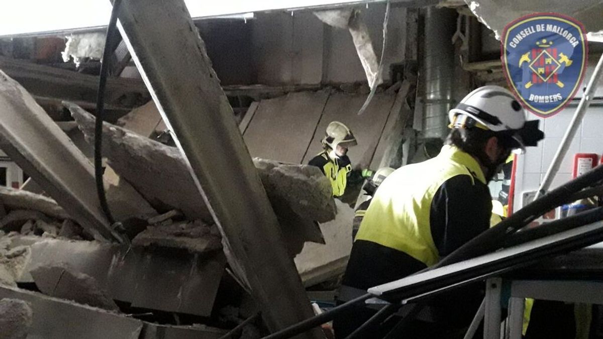 Dos personas, graves tras quedar atrapadas al hundirse la planta baja de un hotel en Puerto de Alcúdia (Mallorca)