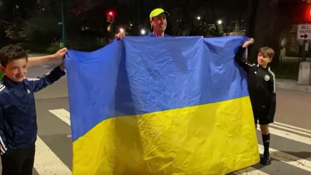 Un corredor pulveriza el récord de vueltas alrededor de Central Park para ayudar a Ucrania