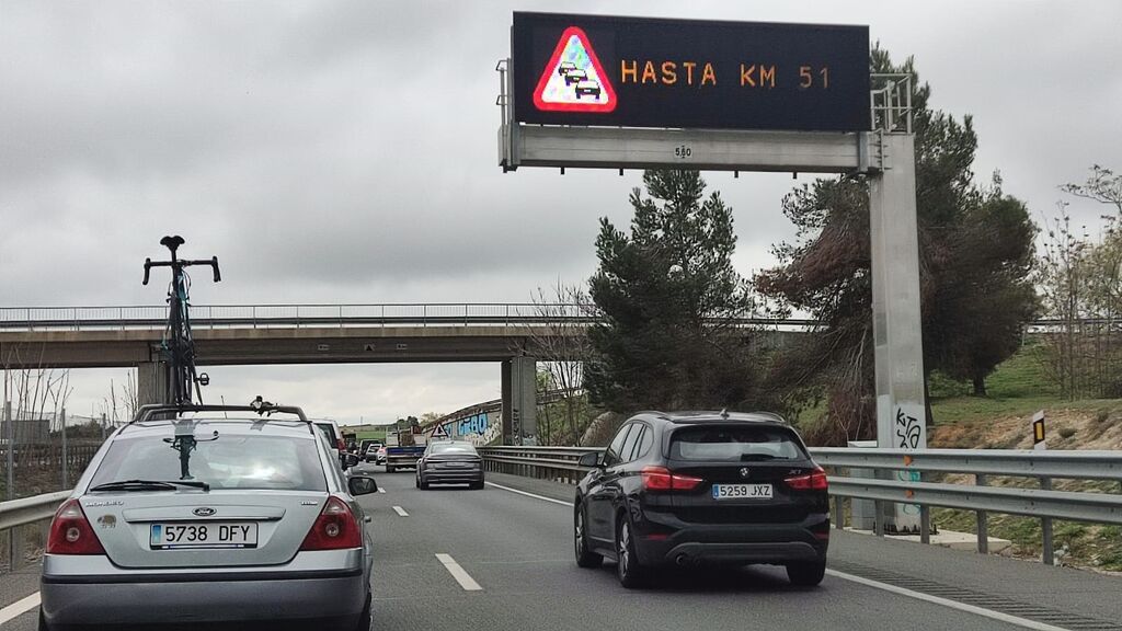 Un accidente corta la A3 a la salida de Madrid en la operación salida de Semana Santa