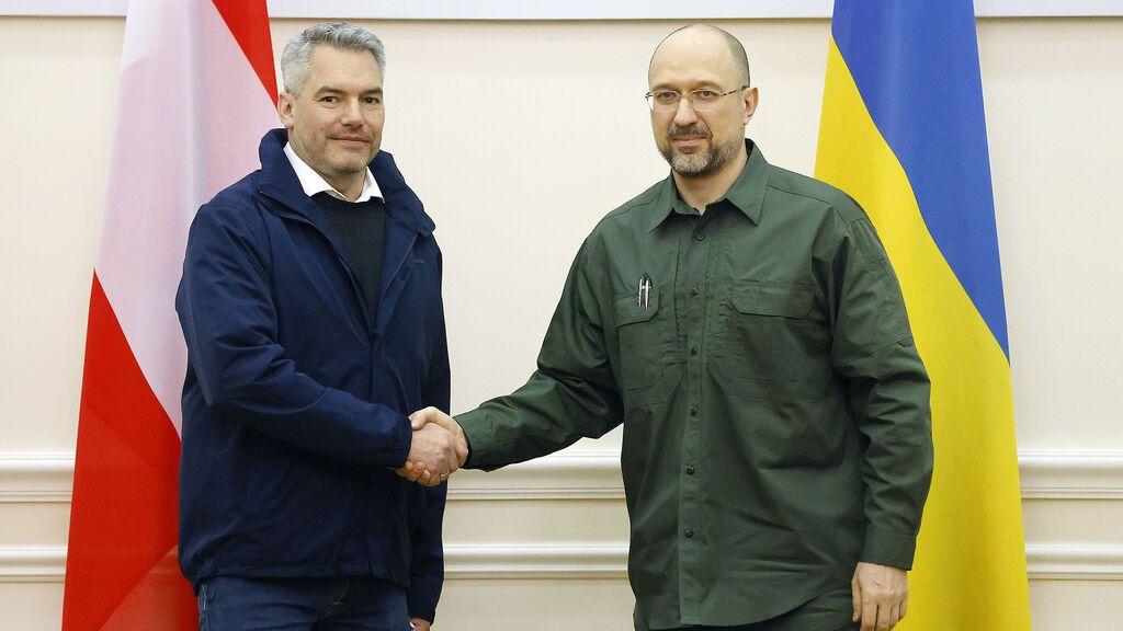 El canciller de Austria, Karl Nehammer, saluda al primer ministro de Ucrania, Denys Shmihal