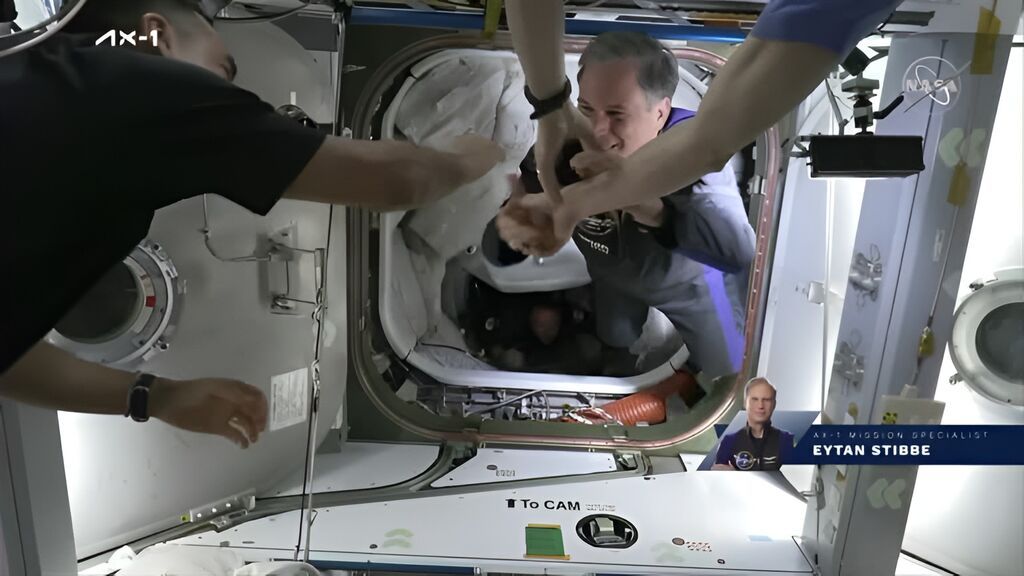 Los cuatro tripulantes de la primera misión privada a la ISS abordan la estación espacial
