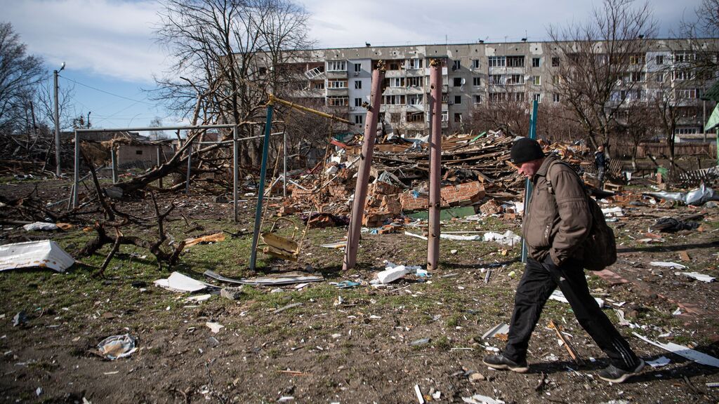 EuropaPress_4373939_hombre_junto_edificio_danado_combates_region_kiev