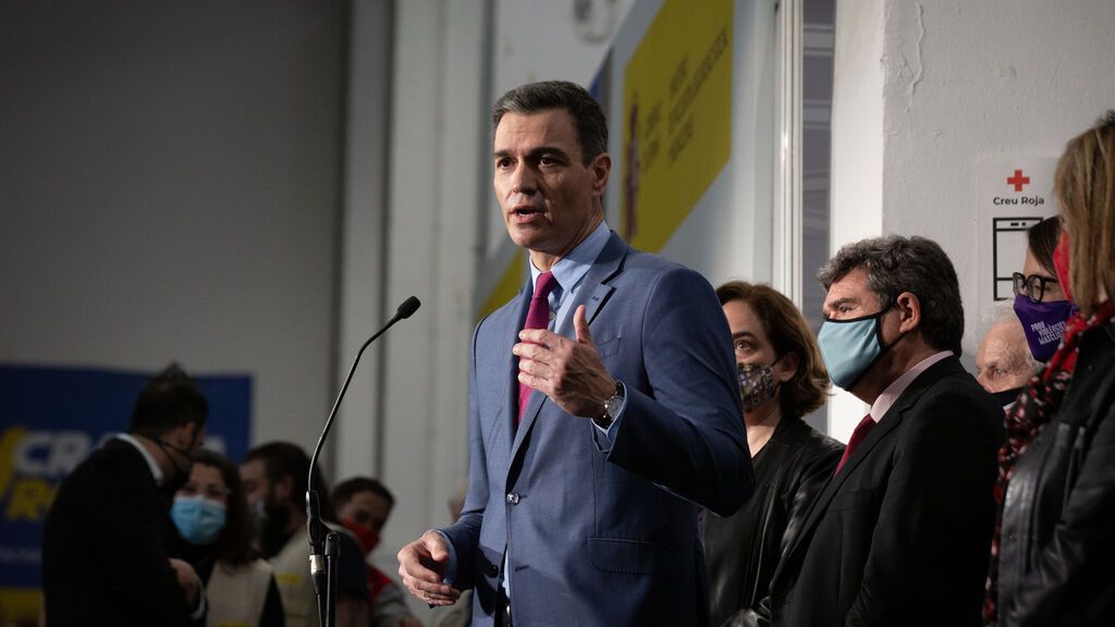 El presidente del Gobierno, Pedro Sánchez, interviene durante su visita al centro de refugiados ucranianos, en la Fira de Barcelona, a 8 de abril de 2022