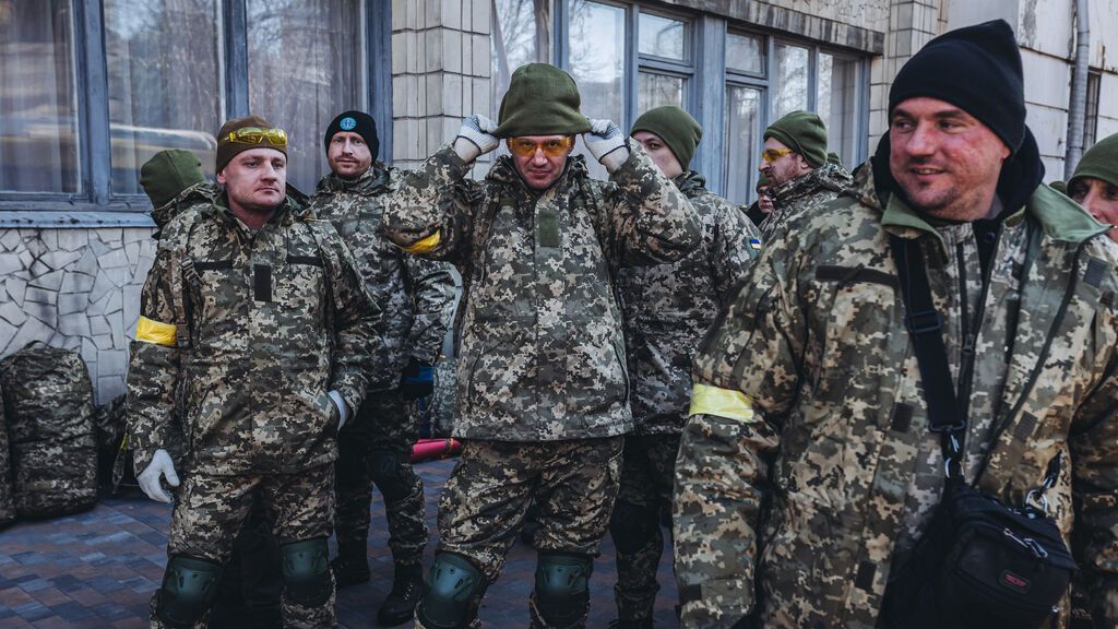 Ucrania acusa a Rusia de abandonar a sus soldados caídos en Járkov en una fosa común