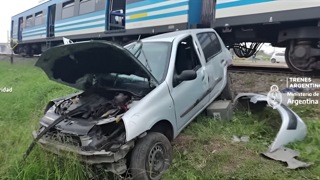 Las cámaras de un paso a nivel captan el momento en que un tren arrolla un  coche en Argentina - NIUS