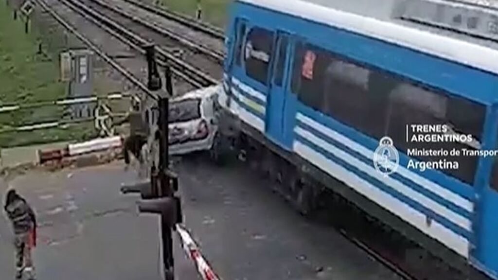 El brutal arrollamiento de un tren a un coche en un paso nivel: dos niños y dos adultos, heridos leves