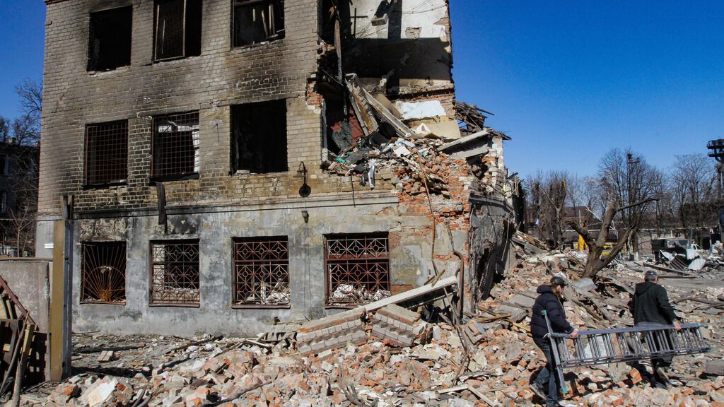 Un edificio destruido en un bombardeo ruso en Dnipro, Ucrania