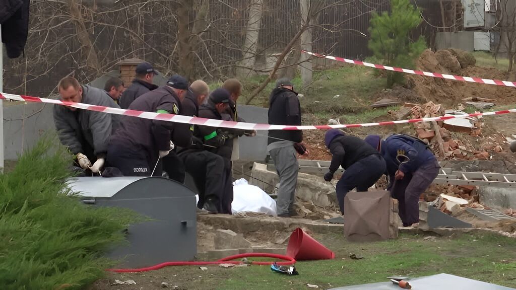 Ucrania descubre una nueva fosa común con cadáveres de civiles a las afueras de Kiev