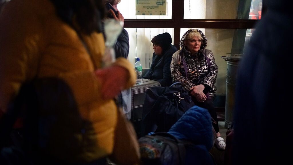 Una refugiada ucraniana en la frontera de Polonia