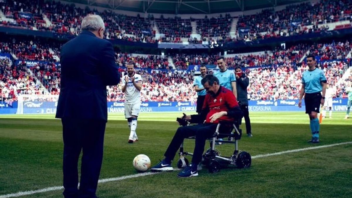 Juan Carlos Unzué realiza el saque de honor del Osasuna-Alavés Juan Carlos Unzué realiza el saque de honor del Osasuna-Alavés