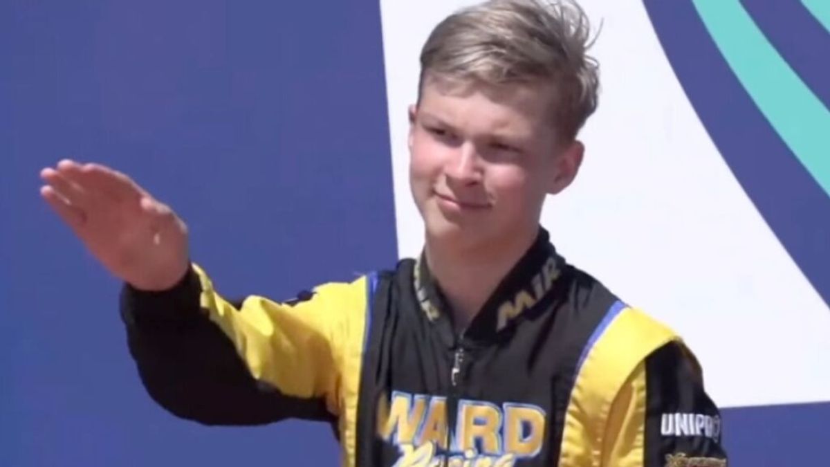 Un piloto ruso hace el saludo nazi y ser ríe en el podio del campeonato de Europa de karts