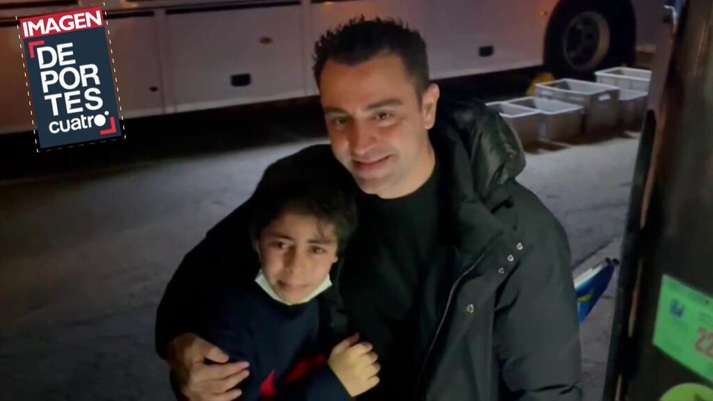 El gesto de Xavi con dos niños