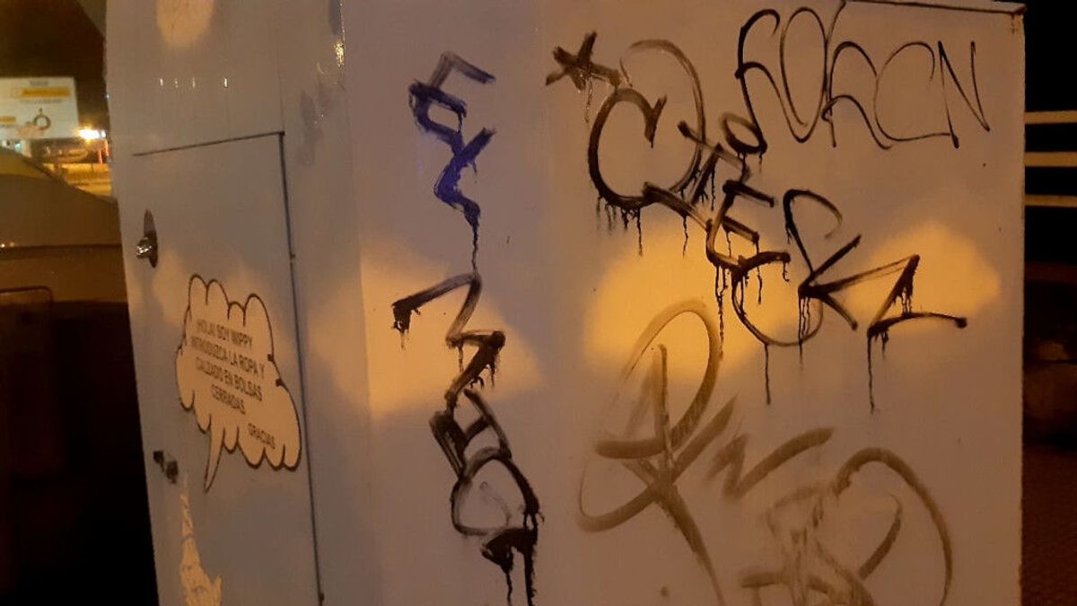 Multan con 1.500 euros a un joven pillado in fraganti cuando hacía un grafiti en Cambre Multan con 1.500 euros a un joven pillado in fraganti cuando hacía un grafiti en Cambre