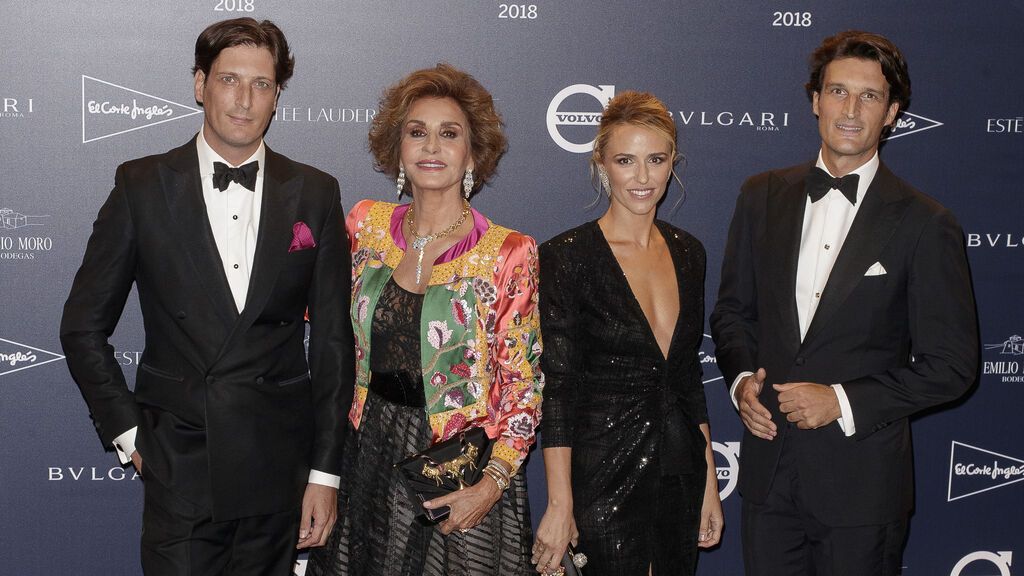 Nati Abascal con sus hijo Luis Medina (izquierda) y Rafa Medina, y la mujer de éste, Laura Vecino