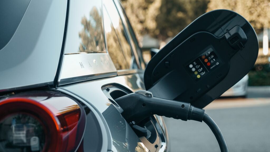 Cómo saber en qué lado está el depósito de la gasolina sin salir del coche