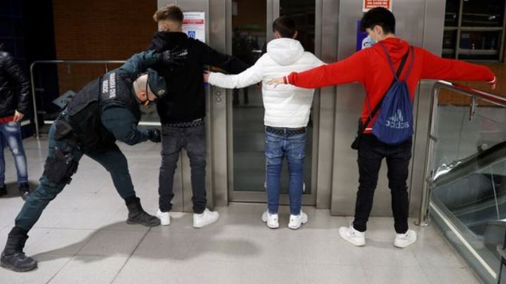 Detenidos ocho miembros de la banda de los trinitarios por dar una paliza a dos jóvenes en la estación de Bilbao de Metro