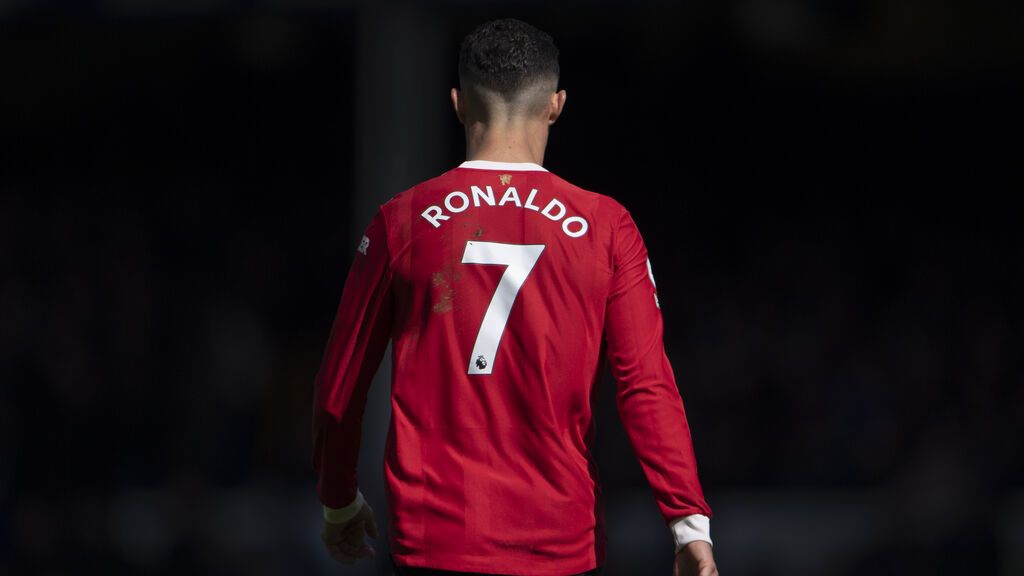 El Manchester United no castiga a Cristiano Ronaldo por romper el móvil de un niño y le invita a un partido