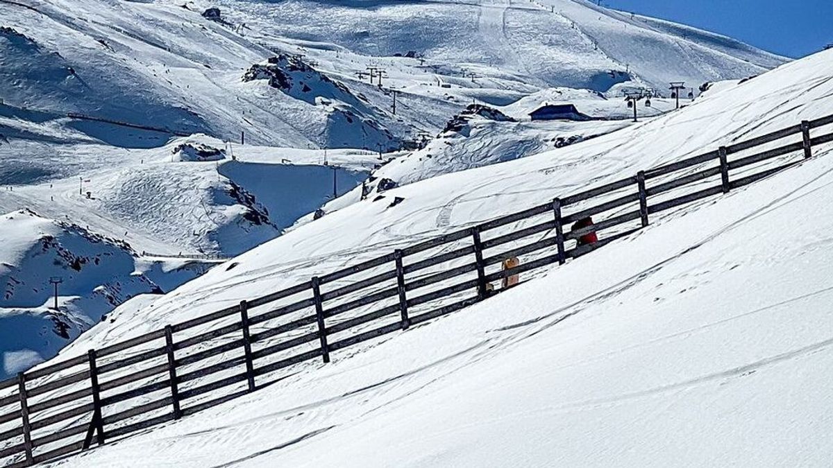 La estación de esquí de Sierra Nevada cerrada este lunes por fuertes rachas de viento