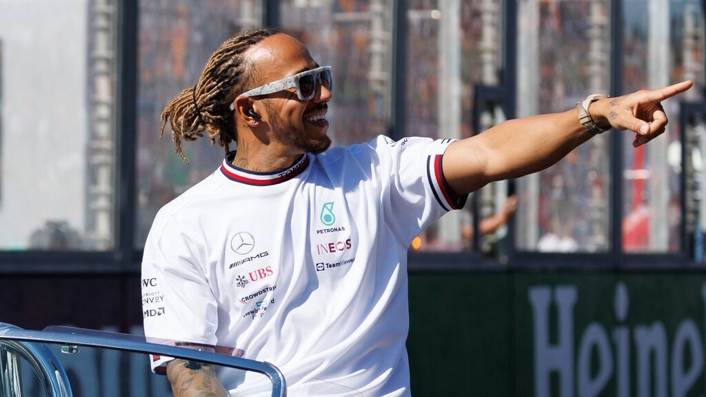 Hamilton vuelve a desafiar a la FIA: ¿Por qué no cumple la normativa de los piercings?