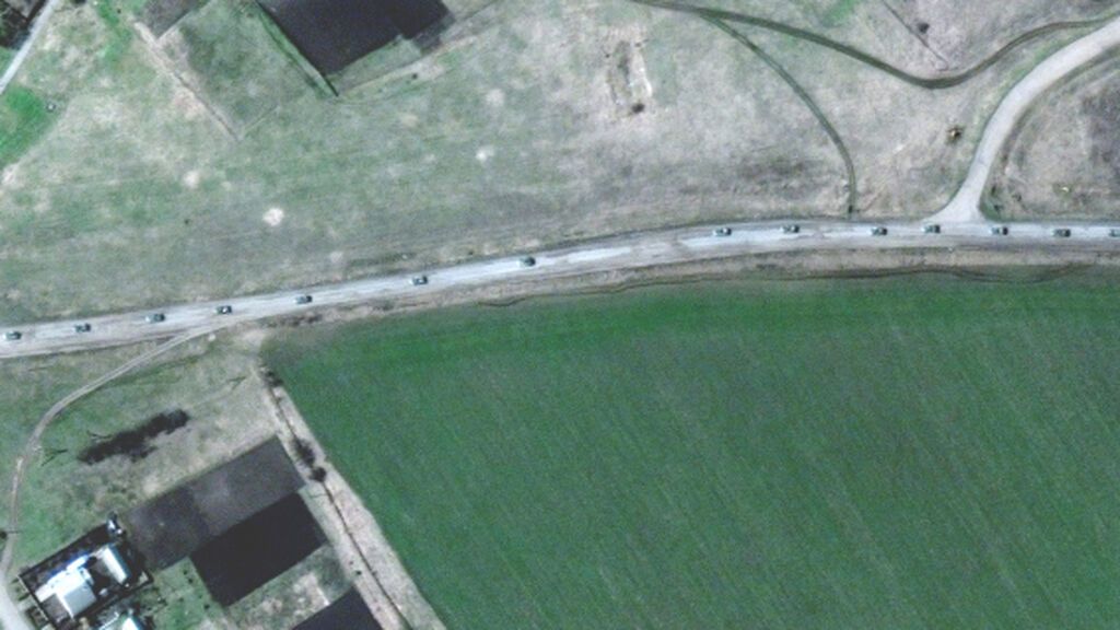 Un convoy ruso enorme se encamina a Jarkov, según las imágenes vía satélite