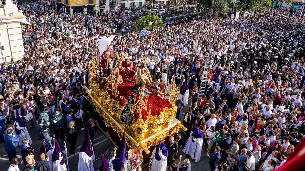 Sevilla inicia las procesiones de Semana Santa sin mascarilla: "No escarmentamos"