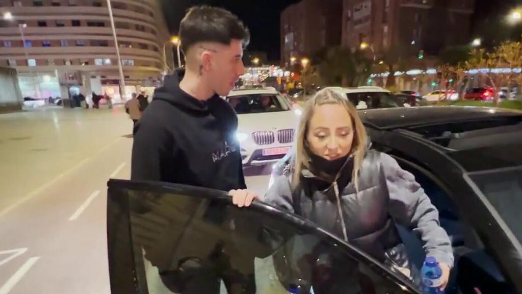 El recibimiento de Manuel Bedmar a Rocío Flores en la estación de tren